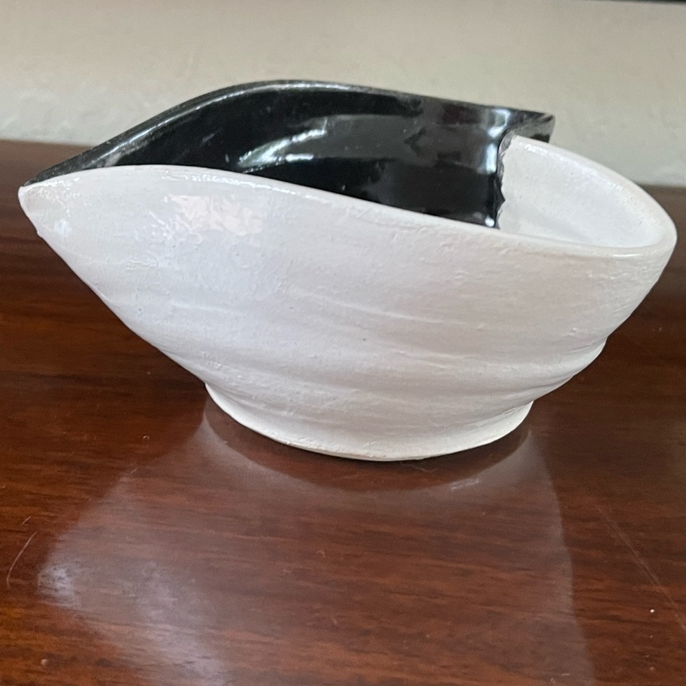 Studio Art Pottery Heart Shape Bowl Dish Trinket Dish Signed 1/2 White 1/2 Black - Picture 5 of 7